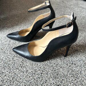 Vince Camuto Black Leather Hinata Heels Size 7M